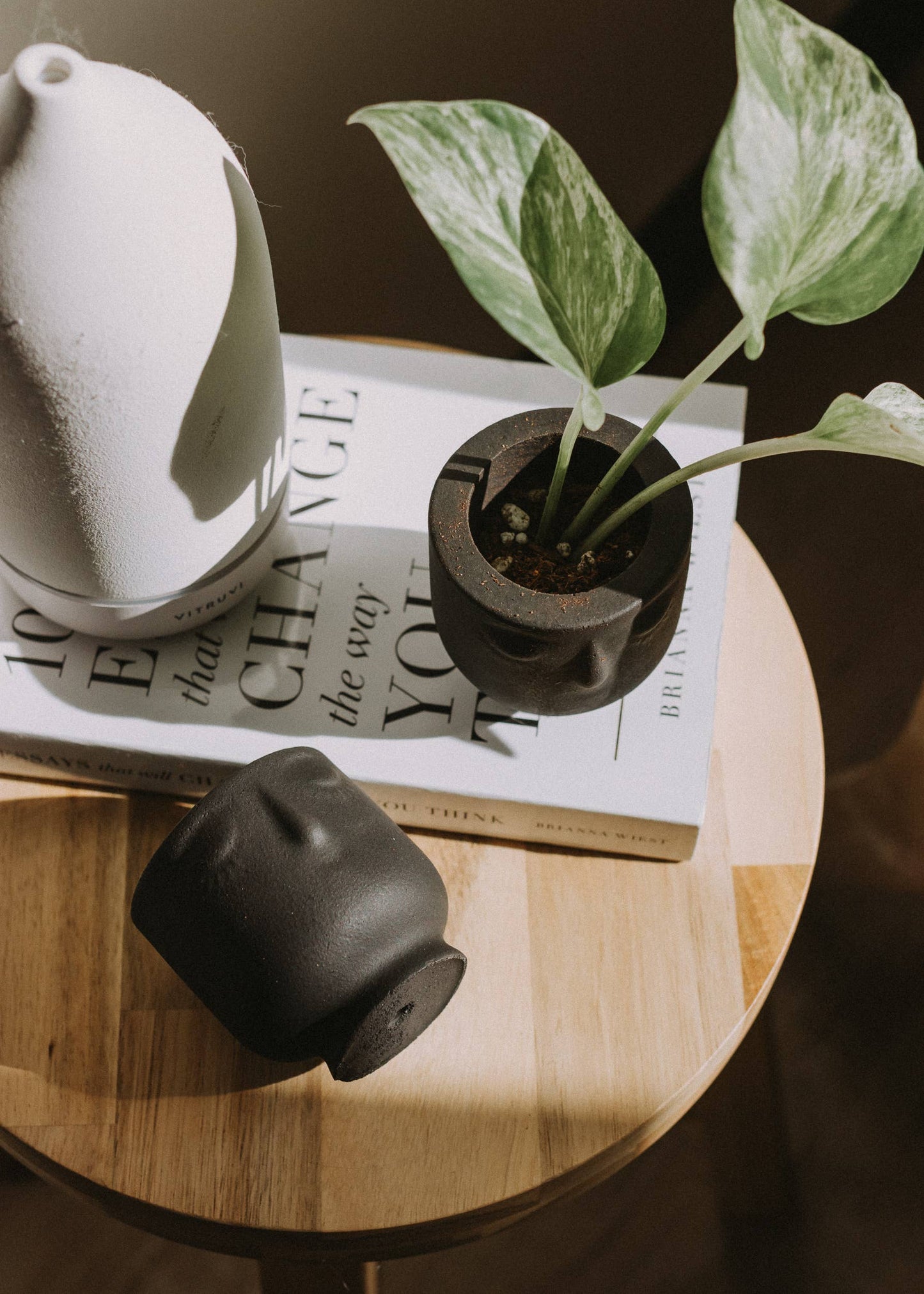 Mini Concrete Face Planter in Noir
