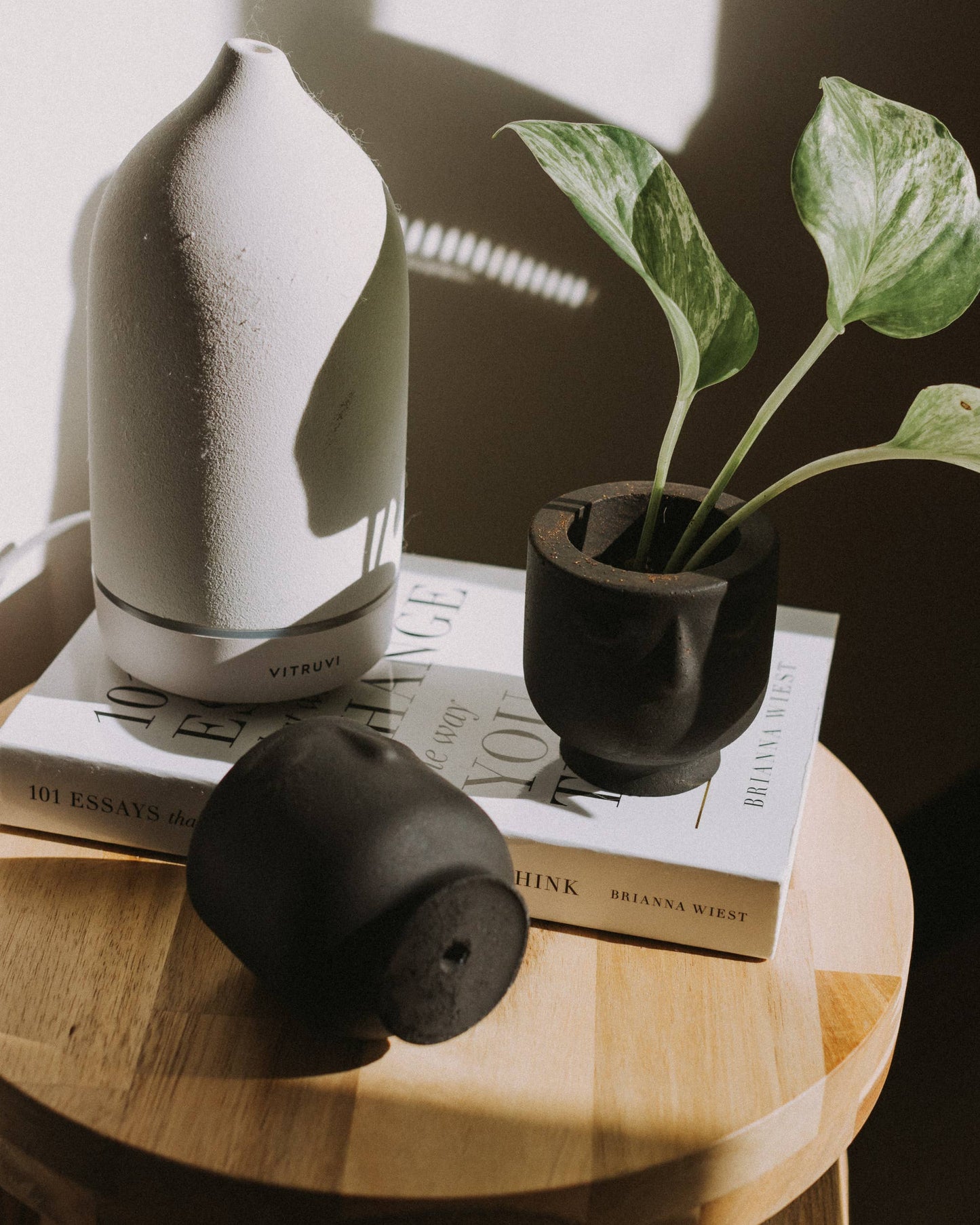Mini Concrete Face Planter in Noir